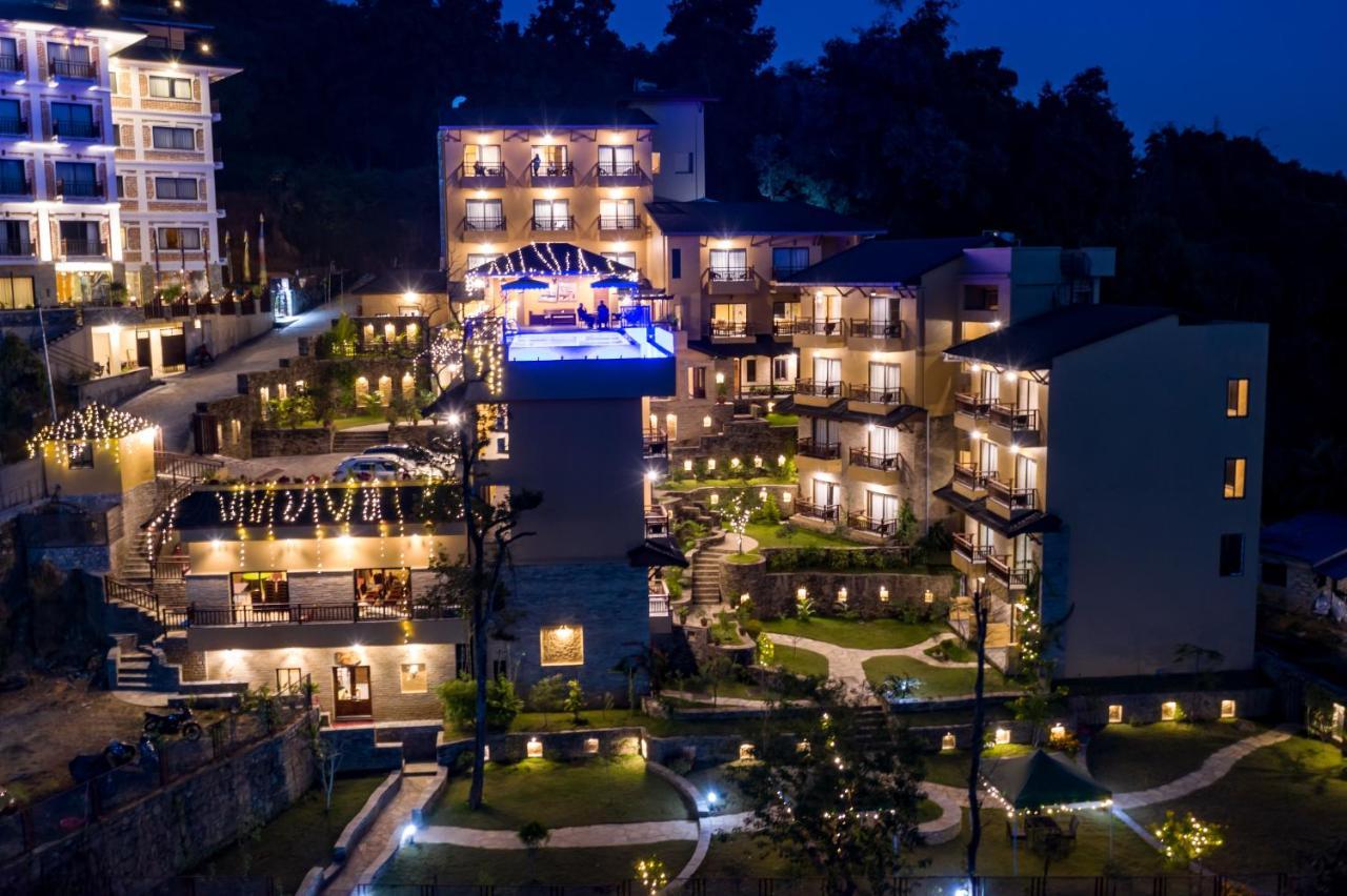 Bar Peepal Resort Pokhara Exteriör bild The resort at night