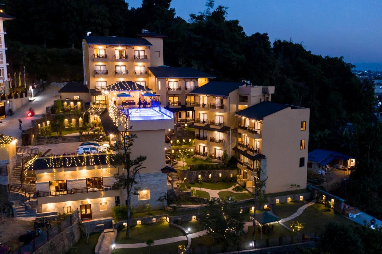Bar Peepal Resort Pokhara Exteriör bild The resort at night