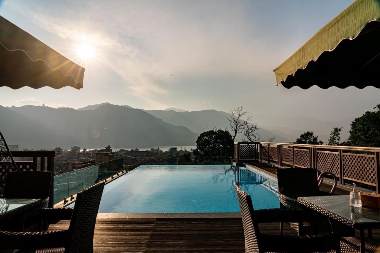 Bar Peepal Resort Pokhara Exteriör bild The swimming pool at the hotel