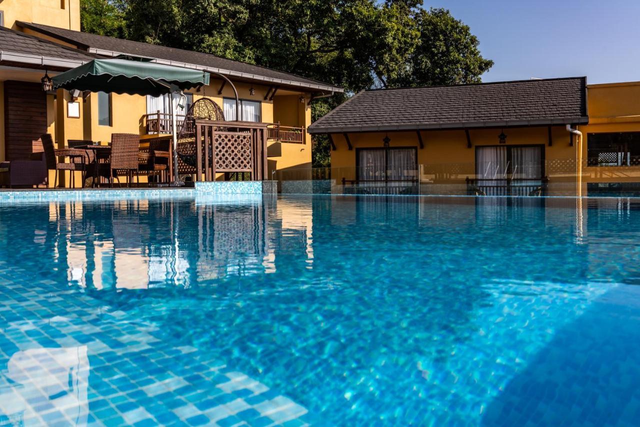 Bar Peepal Resort Pokhara Exteriör bild The swimming pool at the hotel