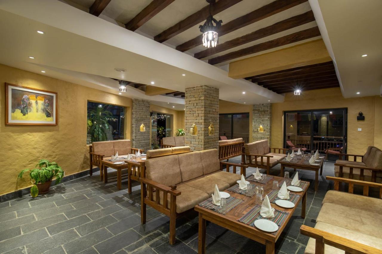 Bar Peepal Resort Pokhara Exteriör bild The restaurant at the resort