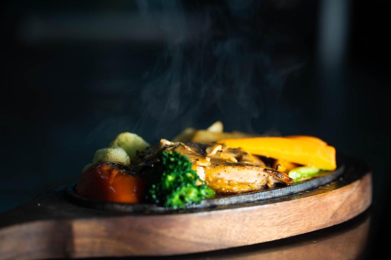 Bar Peepal Resort Pokhara Exteriör bild A sizzler