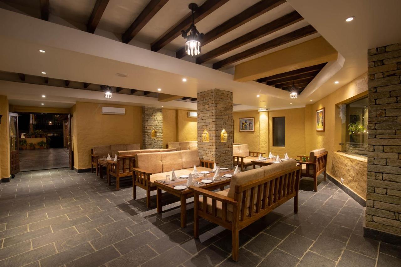 Bar Peepal Resort Pokhara Exteriör bild The restaurant at the resort