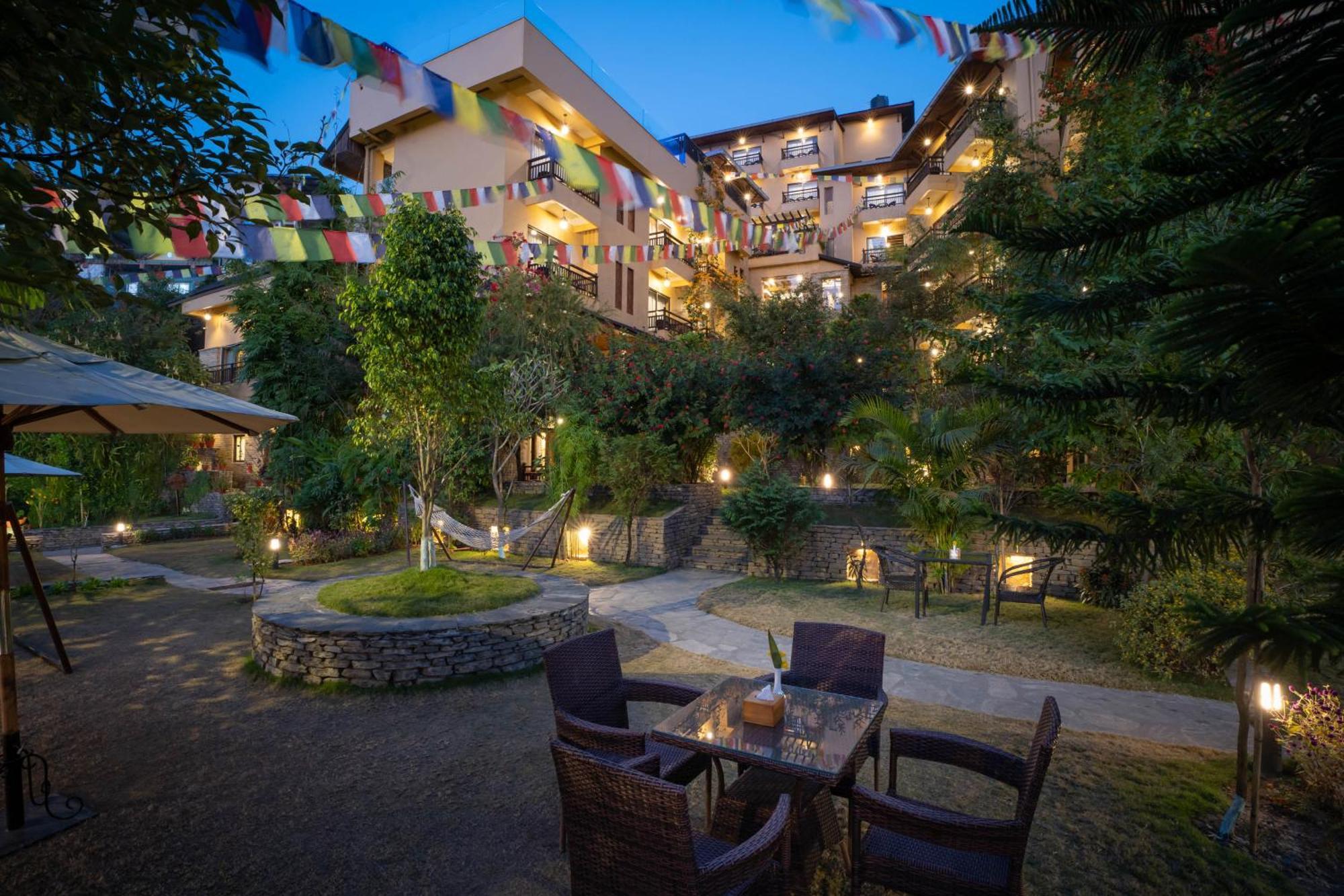 Bar Peepal Resort Pokhara Exteriör bild The hotel's courtyard