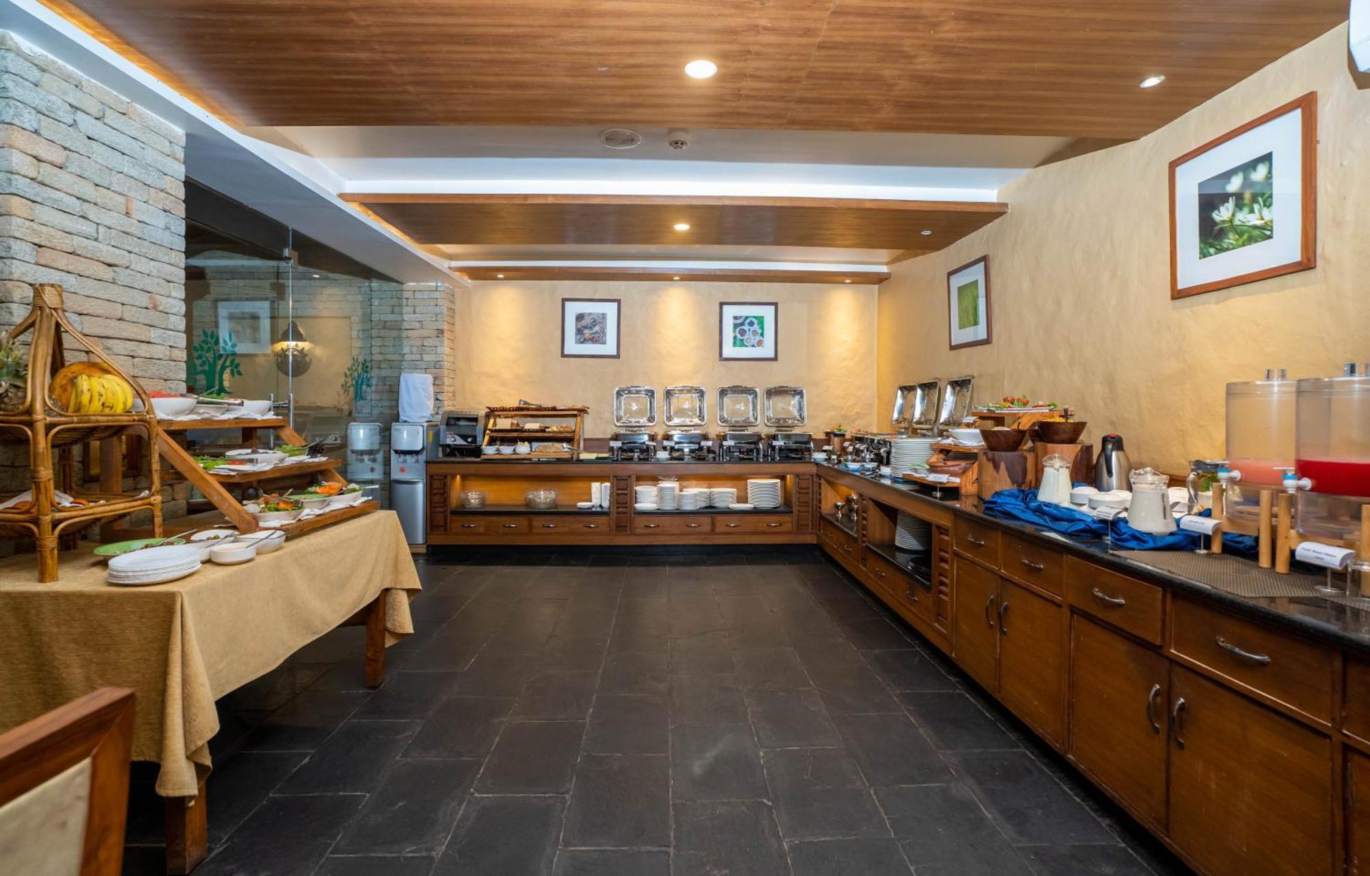 Bar Peepal Resort Pokhara Exteriör bild The buffet at the restaurant