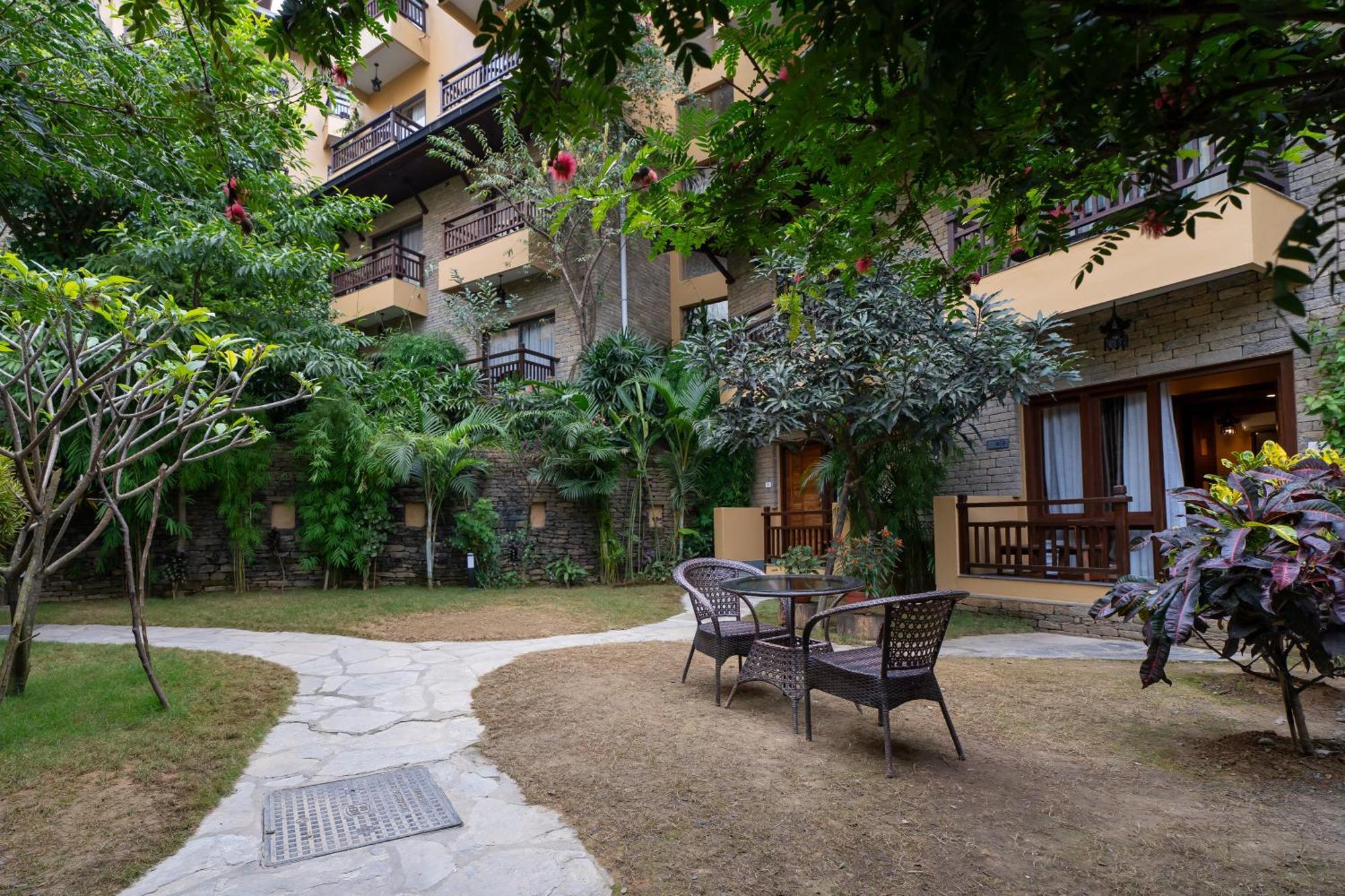 Bar Peepal Resort Pokhara Exteriör bild The hotel's garden